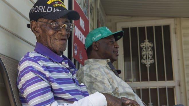 Richard Overton, izq., con su amigo y asistente Martin Wilford en el este de Austin el 9 de mayo de 2018. Overton es el veterano de la II Guerra Mundial de más edad en seguir vivo. ANA RAMÍREZ / ¡AHORA SÍ!