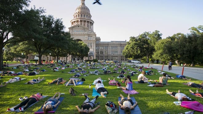 El Día internacional de Yoga será el sábado 16 de junio, de 5:45 p.m. a 8 p.m. Participa en una sesión gratuita de yoga al aire libre en el prado del Capitolio de Texas, 1100 Congress Ave. Detalles en https://bit.ly/2rBHq57 JAY JANNER / ¡AHORA Sí!