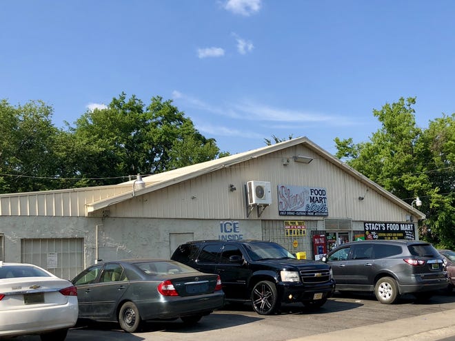 The City Council has voted to withdraw a west Tuscaloosa business owner’s application for an alcohol license that would have allowed him to open a liquor store at Stacy’s Food Mart & Deli on 29th Street. [Staff photo/Jason Morton]