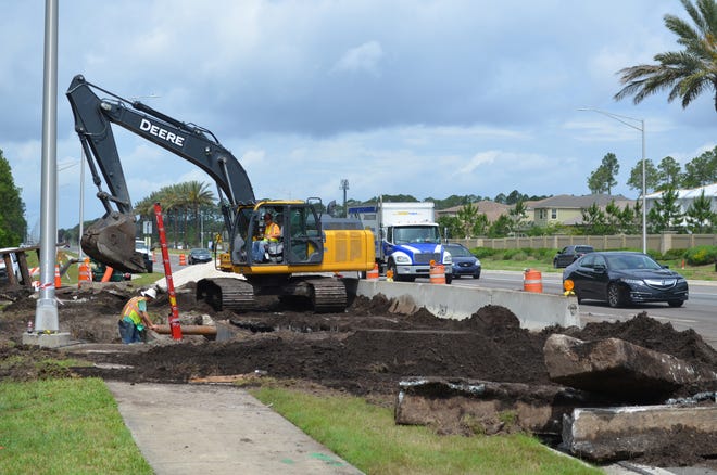 Crews had stabilized the hole and prepared it for the drainage pipe's replacement Thursday. But one lane of Beach Boulevard, as well as the turn lane, were blocked off. [Dan Scanlan/Florida Times-Union]