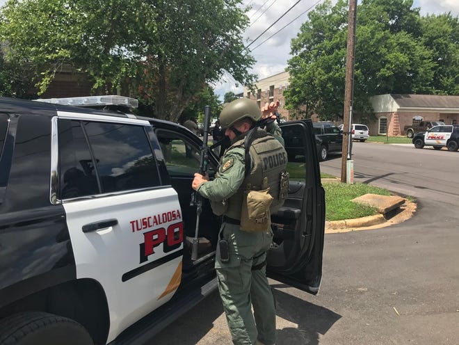 Tuscaloosa Police prepare Wednesday to confront a barricaded suspect at Balcony Apartments on 11th Street. [Staff photo / Stephanie Taylor]