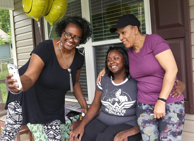 Florence McCorkle-Eury, left, and her cousin Rebecca Barnes, right, pose for a photo with Frankie Hunter as they stopped by to drop off gift bags and balloons for her. McCorkle-Eury heads up Risa's Special Delivery, a ministry delivering love and random kindness for those in need. The special deliveries are most times put on her Facebook Live. [JOHN CLARK/THE GASTON GAZETTE]