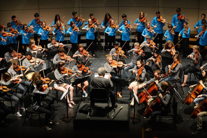 Itzhak Perlman leads the 2015 Super Strings in a rehearsal at the Sarasota Opera House. The Perlman Music Program/Suncoast is seeking young string players to join this year's ensemble. [Herald-Tribune archive / 2015]