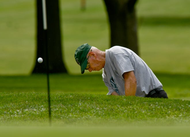 DAVID ZALAZNIK/JOURNAL STAR Walter Litton hits from the bunker to the green on the 18th hole at Kellogg Golf Course Thursday on the second day of qualifying rounds in the Peoria Senior City Men's golf tournament.