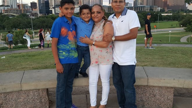 Julio Cruz, der., de 41 años, es papá de dos niños, el mayor de 12 años y el menor de 6 años. Para este Día del Padre te presentamos las historias de cinco papás del centro de Texas. CORTESÍA