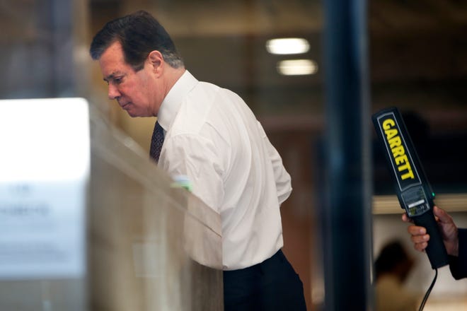 Paul Manafort goes through security as he arrives at federal court, Friday, June 15, 2018, in Washington. (AP Photo/Jacquelyn Martin)