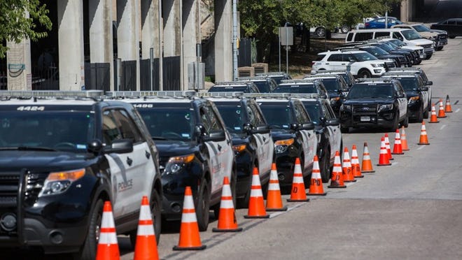 Ford Interceptors used by the Austin Police Department are parked on Eighth Street outside of the downtown headquarters on July 29, 2017. The Austin Police Department pulled all 400 of the city’s Ford police SUVs from patrol amid concerns of carbon monoxide leaks into the passenger compartment. (TAMIR KALIFA/ AMERICAN-STATESMAN)