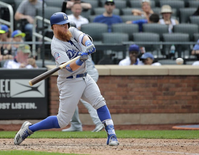Los Angeles Dodgers' Justin Turner hits a solo home run during the 11th inning of a MLB game against the New York Mets at Citi Field on Sunday in New York. [AP PHOTO/SETH WENIG]