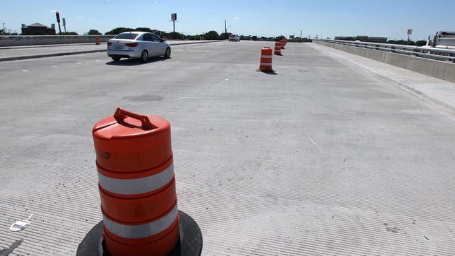 The Old Settlers Boulevard main bridge across Interstate 35 opened on Monday, but construction continues on the northbound and southbound U-turn bridges. Photo by Mike Parker