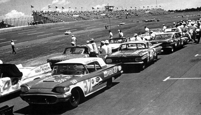 Cars line the starting grid prior to the first Firecracker 250 on July 4, 1959. [ISC Images and Archives]