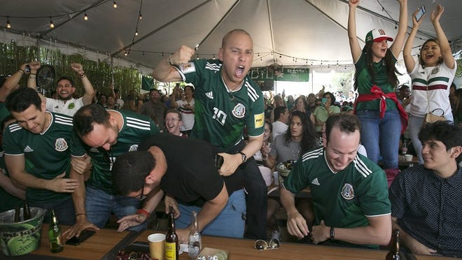 Los aficionados al equipo de México celebraron que su país avanzara a octavos de final en el restaurante Takoba el 27 de junio de 2018. RALPH BARRERA / ¡AHORA SÍ!