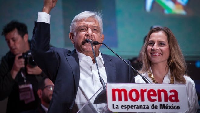 Andrés Manuel López Obrador, izq., durante su discurso al ser nombrado el ganador del conteo rápido la noche del 1 de julio, con su esposa Beatriz. PEDRO MERA / GETTY IMAGES