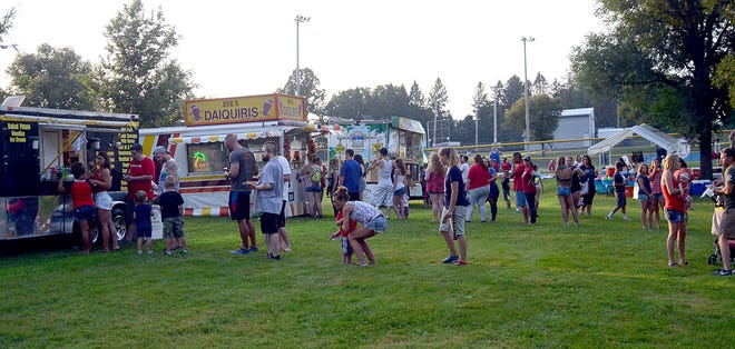 A lot of people lined up to the food and drink vendors at the 2018 Boom-A-Rama Wednesday evening at the Cambridge City Park to stay cool and prevent hunger.