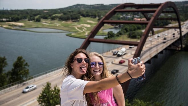 Haley Soechting and Dana Teets pose for a selfie at the Loop 360 bridge overlook on May 15, 2017. (TAMIR KALIFA/ AMERICAN-STATESMAN)