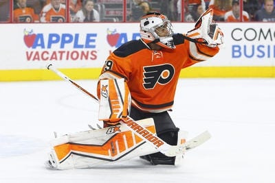 Ray Emery, then with the Flyers, in action during a 2014 game against the Montreal Canadiens in Philadelphia. Emery, 35, drowned in his hometown of Hamilton, Ontario, Sunday morning. [CHRIS SZAGOLA / THE ASSOCIATED PRESS]