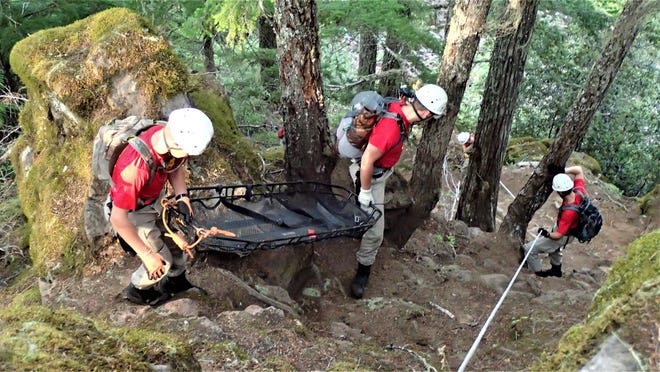 Linn County Sheriff's Office search and rescue team members work their way down to where a young Eugene woman was stranded with a broken ankle. [Linn County Sheriff's Office]