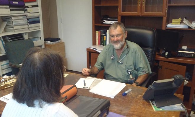 Dr. Solomon Shapiro, medical provider at Lenoir County Health Center, illustrates a meeting with a patient. Have you ever wanted to ask your doctor a question but didn’t because you felt uncomfortable? Experts say that an impersonal relationship with your doctor could be preventing you from receiving the best care possible. [The Free Press]