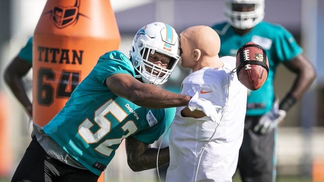 Miami Dolphins linebacker Raekwon McMillan (52) practices rushing the quarterback at training camp in Davie, Florida on July 27, 2018. (Allen Eyestone / The Palm Beach Post)