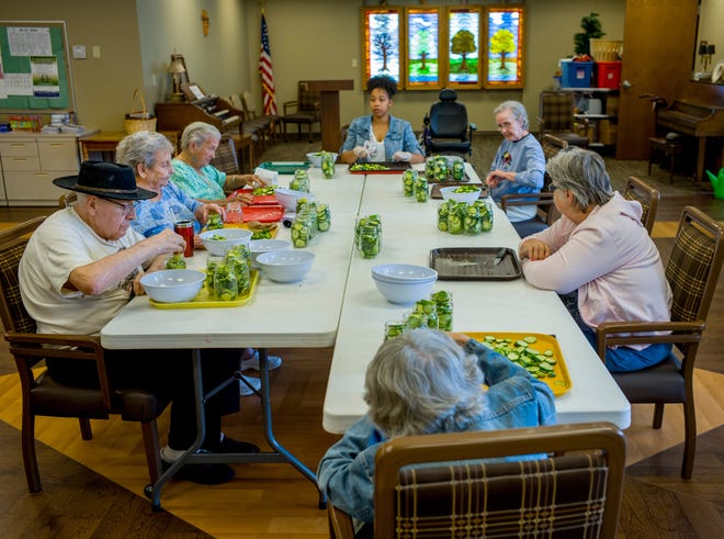 DAVID ZALAZNIK/JOURNAL STAR Heddington Oaks nursing home residents work at canning pickles at the Peoria County facility. The canning activity, an idea spawned by Kathy Haggard, Heddington Oaks activity director and volunteer coordinator, with produce brought by Haggard and other employees with excess from their own gardens, has become popular with residents. Each of the residents helping in the process, with their participation limited to cutting produce and filling the canning jars, keep several jars for themselves and many use the canned produce as Christmas gifts for friends and family. Residents helping in the canning are, clockwise from foreground, Jan Long, Rudy DeMartelaere, Dee Mularoni, Frances Pierce, employee Amanda Russell, and residents Betty Mordue, and Ellen Breed.