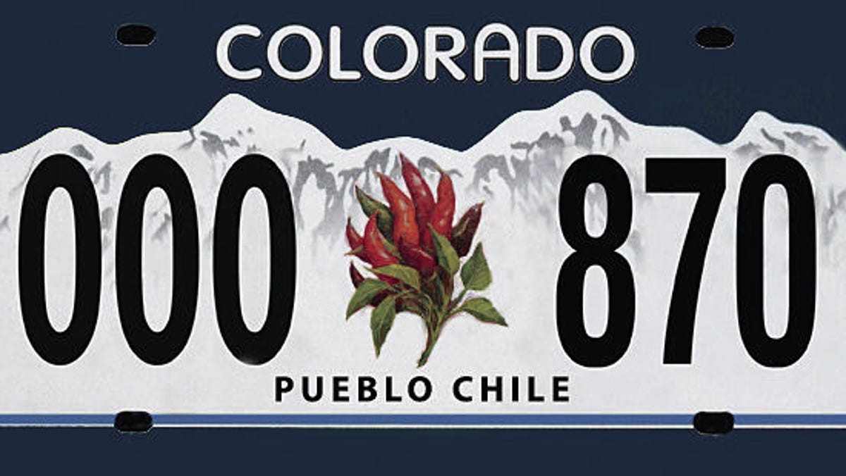 ¿Qué tan populares son las placas especiales de Pueblo Chile en Colorado?