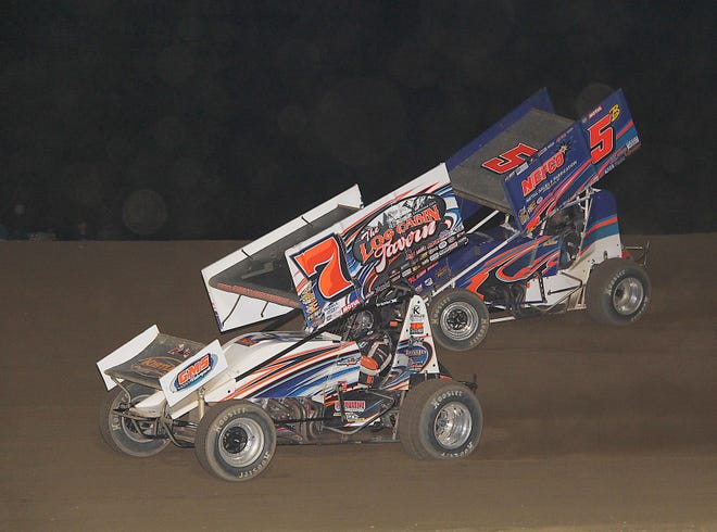 Shawn Valenti (7) and Chad Blonde battle during Saturday night's Engine Pro Sprints on Dirt Presented by ARP feature. Valenti picked up the win on Saturday night and Blonde picked up the feature win Friday night. 

[ANDY BARRAND PHOTO]