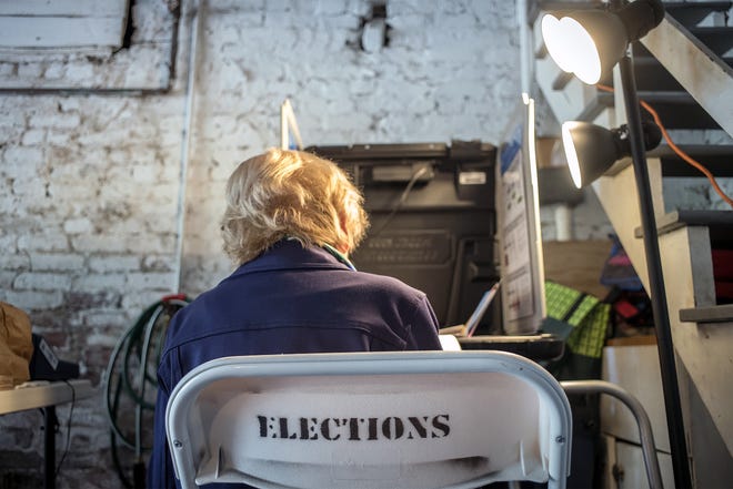 A voter marks a ballot at a polling station in San Francisco on June 5. [DAVID PAUL MORRIS/BLOOMBERG]