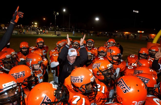 South View coach Randy Ledford cheers his team on as they take the field for a game in 2008. [Sandspur file photo]
