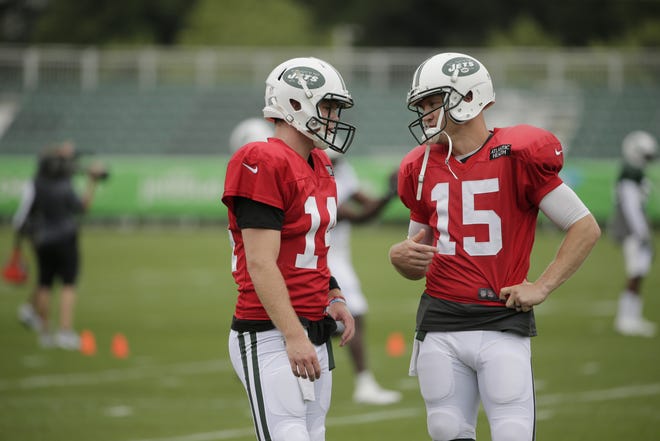 Jets quarterbacks Sam Darnold, left, and Josh McCown talk during practice. McCown, 39, still the team's No. 1 QB, is also serving as a mentor to Darnold. [THE ASSOCIATED PRESS]