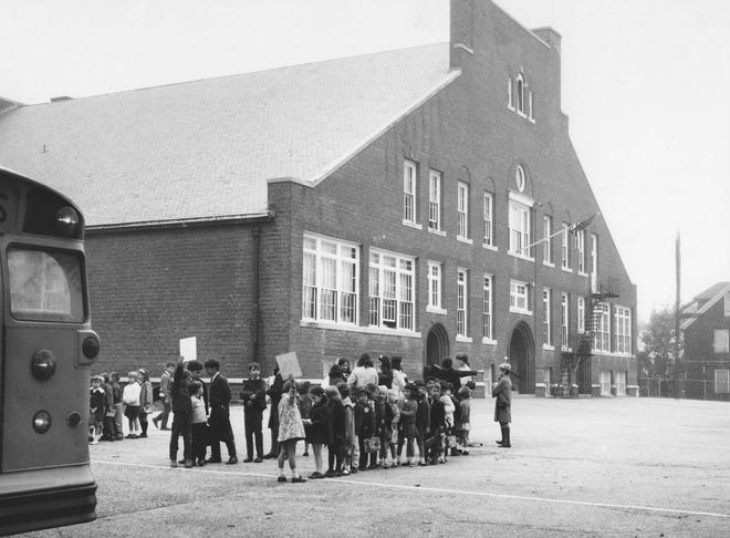 Children wait for their buses outside the Fifth Avenue School in Narragansett in 1967. [The Providence Journal, file]