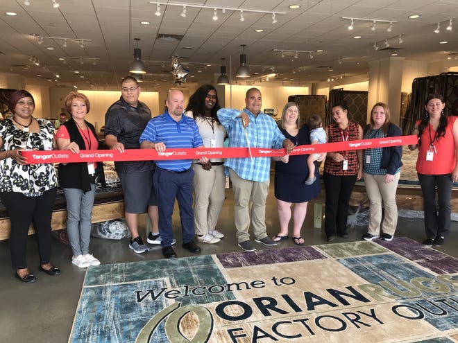 On August 13, the Orian Rug Factory Outlet team all gathered at the entrance to their new store in Tanger Outlets Commerce to cut the official Grand Opening Ribbon.