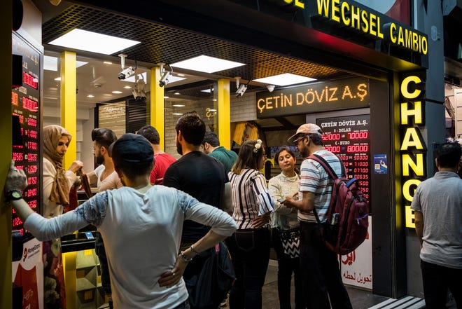 Tourists change money at an Instanbul currency bureau in August. MUST CREDIT: Nicole Tung, Bloomberg News
