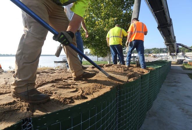 Burlington city crews pack sand in flood barriers Wednesday on the south edge of the flood wall in Burlington. The recent heavy rains upriver and the upcoming rain-filled forecast have a crest predicted for 17.8 feet by next Wednesday. [John Gaines/thehawkeye.com]