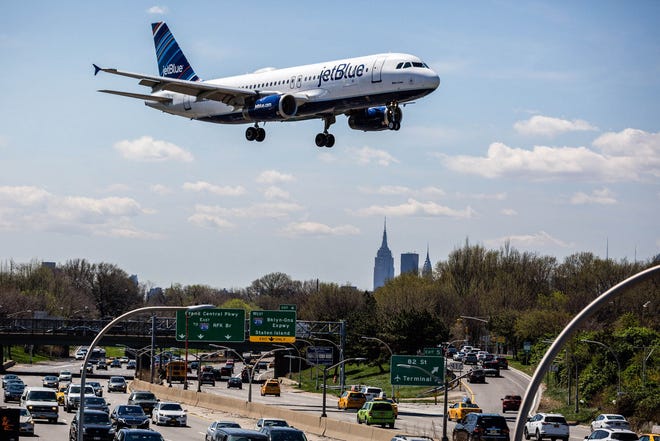 A JetBlue Airways Corp. plane prepares for landing at LaGuardia Airport in New York, on April 18, 2017. MUST CREDIT: Bloomberg photo by Timothy Fadek.
