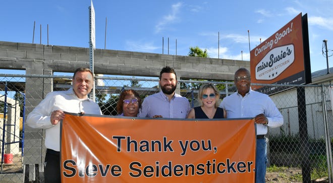From left, John Annis, Joan Williams, Joe Siedensticker, Teri Hansen and Willie Shaw display a banner honoring Steve Seidensticker.

[HERALD-TRIBUNE STAFF PHOTO / MIKE LANG]