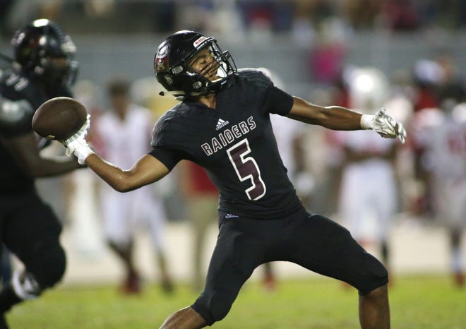 Dante Wright throws a surprise pass for a big gain late in the Navarre - Crestview football game at Navarre. [MICHAEL SNYDER/DAILY NEWS]