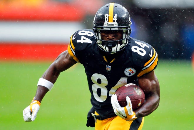 Pittsburgh Steelers wide receiver Antonio Brown runs the ball against the Cleveland Browns during the first half of an NFL football game in Cleveland on Sept. 9, 2018. Brown caught eight passes for 155 yards and a touchdown during Pittsburghâ€™s 19-13 victory in Kansas City last October. The Steelers host the Chiefs on Sunday. (AP Photo/Ron Schwane, File)