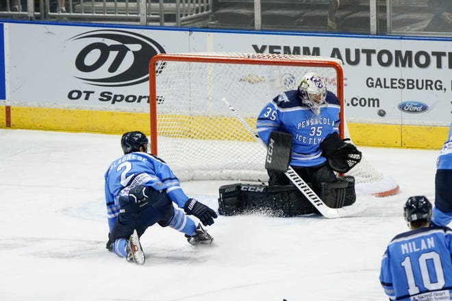 DENNIS SIEVERS/PEORIA RIVERMEN Greg Dodds anchors the net for Pensacola in a game against the Rivermen at Carver Arena.