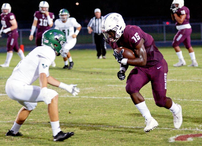 Braden River High's Knowledge McDaniel picks up yardage in a game against Venice High on Sept. 28, 2017. [PAGEMOOREPHOTO]
