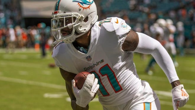 Miami Dolphins wide receiver DeVante Parker (11) warms up with his finger in a splint. (Allen Eyestone / The Palm Beach Post)