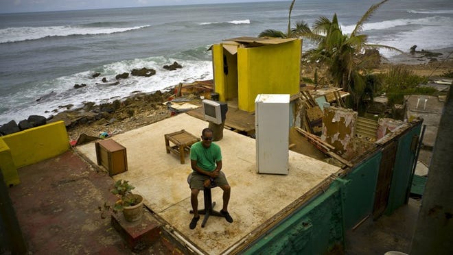 Roberto Figueroa Caballero sentado en lo que quedó de su casa en el barrio de La Perla, en San Juan, el 5 de octubre del 2017 tras el paso del huracán María por Puerto Rico. ASSOCIATED PRESS