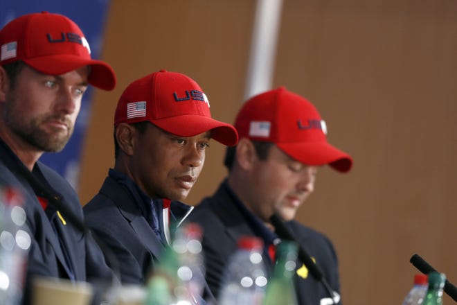 US players Webb Simpson, left, Tiger Woods and Patrick Reed, right, attend the press conference of the Ryder Cup golf tournament at Le Golf National in Saint Quentin-en-Yvelines. [AP PHOTO/ALASTAIR GRANT]