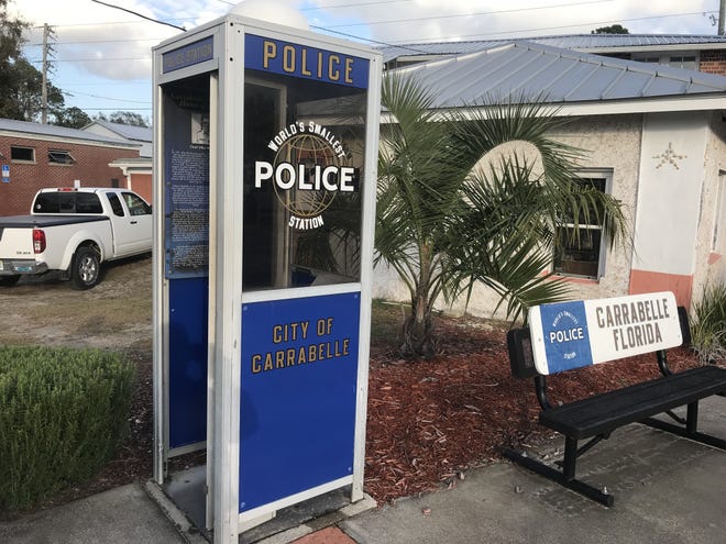 The story of the police station in Carrabelle, Fla., located at the town’s busiest intersection, sounds like an episode of “Mayberry RFD.” [Photo by Rick Holmes]