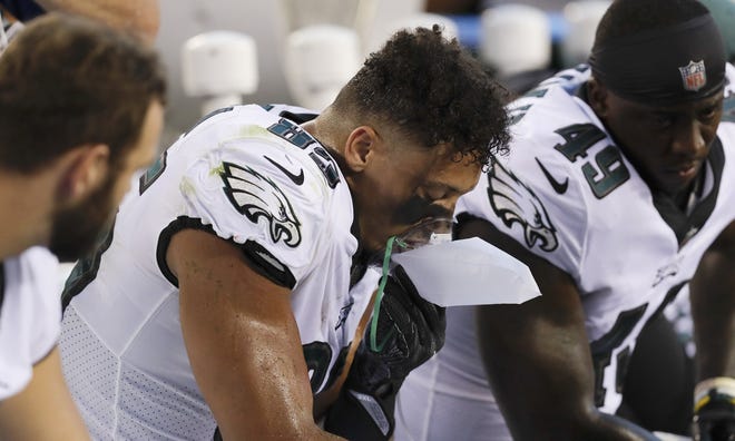 Philadelphia Eagles tight end Josh Perkins breathes pure oxygen while on the bench during a preseason game against the New York Jets in August. [Yong Kim/ The Philadelphia Inquirer]