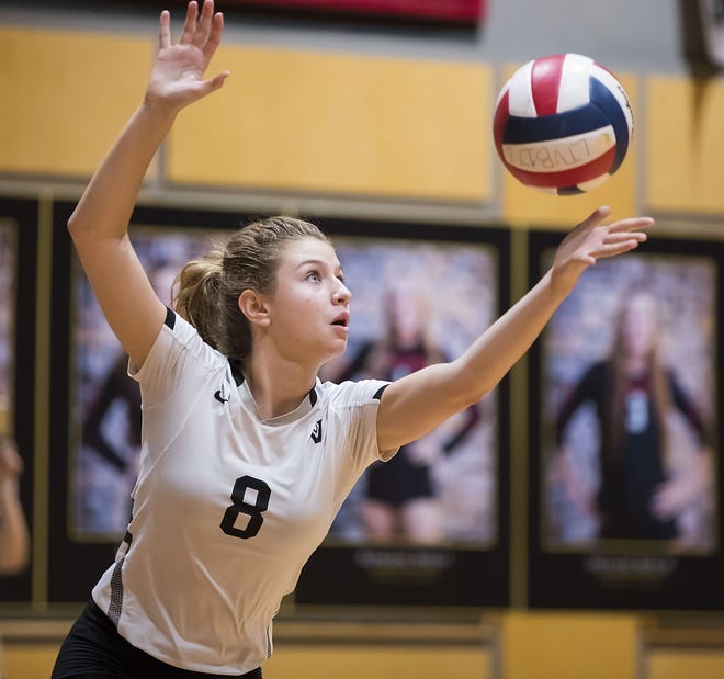 Delaney Dilfer helped Vandegrift sweep Round Rock on Friday and move into a tie atop District 13-6A with Vista Ridge. [John Gutierrez/for American-Statesman]