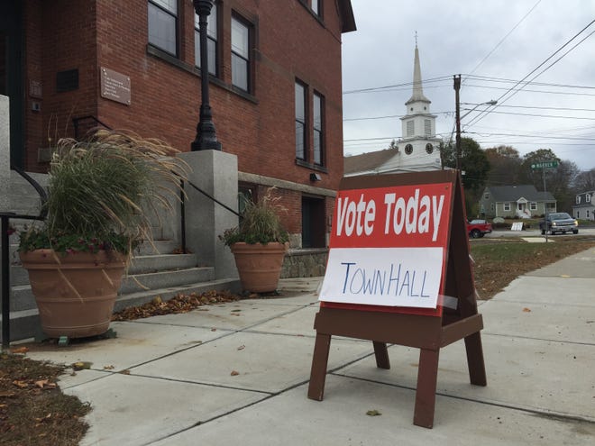 A sign in central Massachusetts invites voters to cast their ballots early. [Photo by Rick Holmes]