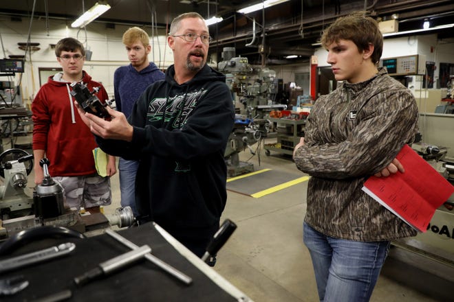 Brad Junker, an advanced manufacturing instructor, talks to students about machining, CNC programming and manufacturing during a Career Day event hosted Friday by Southeastern Community College at the West Burlington campus. About 60 professionals from a variety of careers spoke to several hundred high school juniors from Iowa and Illinois. [John Lovretta/thehawkeye.com]