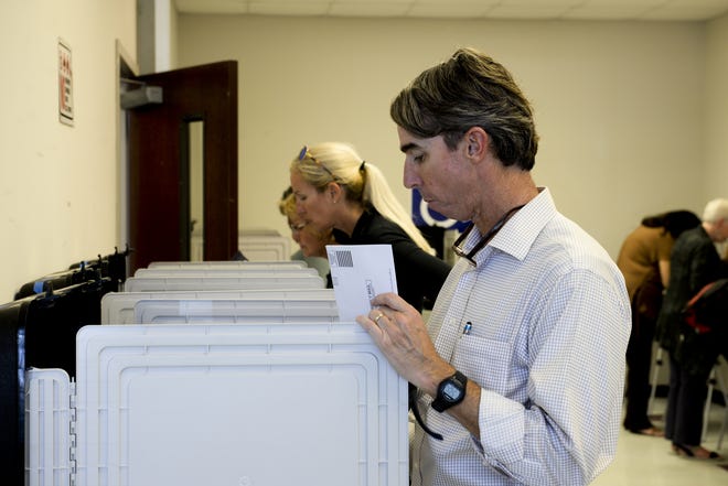 People cast early in-person votes on Monday at the Chatham County Voter Registration Office at 1117 Eisenhower Dr. [Will Peebles/Savannahnow.com]