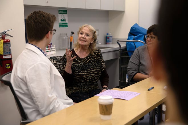 Elizabeth Shepherd, center, speaks with Zachary Myslinski, a student at Weill Cornell Medical School, during a practice geriatric interview. [BESS ADLER/THE NEW YORK TIMES]