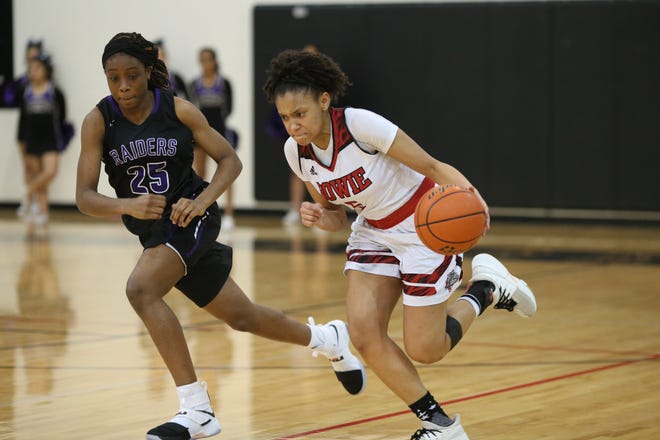 Bowie's Hailey Atwood, right, returns for a talented Bulldog squad. [Lourdes M. Shoaf/for American-Statesman]