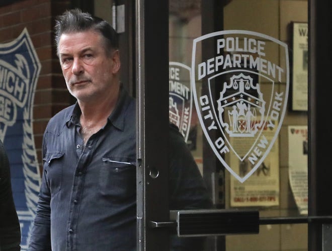 Actor Alec Baldwin walks out of the New York Police Department's 10th Precinct, Friday, Nov. 2, 2018, in New York. Baldwin was arrested Friday after allegedly punching a man in the face during a dispute over a parking spot outside his New York City home, authorities said.[Photo/Julie Jacobson]